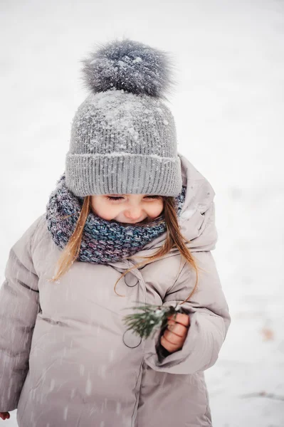 Söt glad baby flicka vandrar i snörik vinter skog, spendera jul semester utomhus — Stockfoto