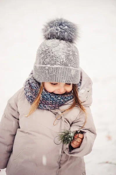 Niedlich glücklich Baby Mädchen zu Fuß im Winter Wald — Stockfoto
