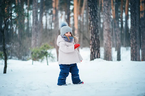 Lindo bebé feliz niña caminando en el bosque de invierno nevado, pasar vacaciones de Navidad al aire libre — Foto de Stock