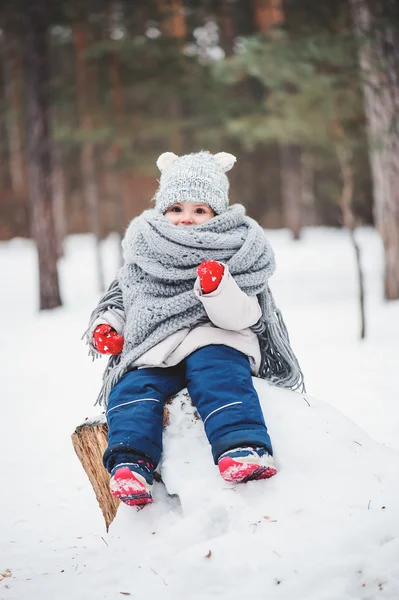 Winter portrait of cute baby girl in oversize grey knitted scarf walking in snowy forest — Stock Photo, Image