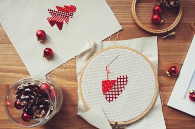 Çapraz dikiş tasarımları ve ahşap masa süslemeleri Noel. Evde el yapımı hediyeler Noel ve yeni yıl için hazırlanıyor