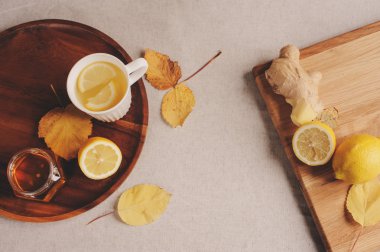 zencefil, limon ve bal sıcak çay evde yemek. malzemeler ve ahşap arka plan üzerinde Kupası. 