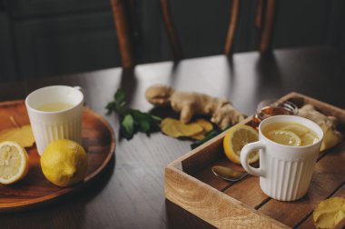 zencefil, limon ve bal sıcak çay karanlık rustik iç pişirme. Malzemeler ve ahşap arka plan üzerinde Kupası