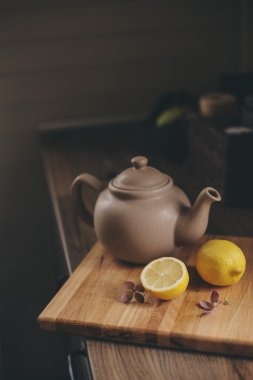 Çaydanlık ve limon rustik gri mutfak iç. Ülke ev kavramı yavaş yaşıyoruz. Rahat sabah evde