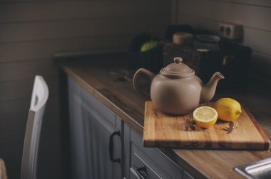 Çaydanlık ve limon rustik gri mutfak iç. Ülke ev kavramı yavaş yaşıyoruz. Rahat sabah evde