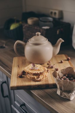 Çaydanlık ve rustik gri mutfak iç kurabiyeler. Ülke ev kavramı yavaş yaşıyoruz. Rahat sabah evde