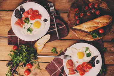 domates, fesleğen ve prosciutto, tablo kümesi için iki, rahat kahvaltı evde kızarmış yumurta Üstten Görünüm