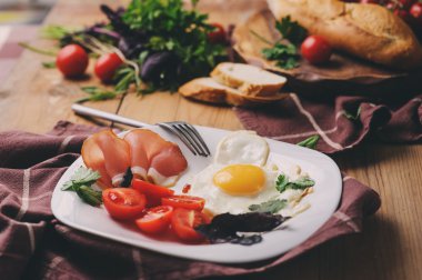 domates, fesleğen ve prosciutto, evde rahat kahvaltı için ayarla tablo ile kızarmış yumurta