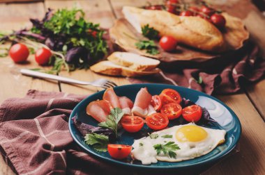 domates, fesleğen ve prosciutto, evde rahat kahvaltı için ayarla tablo ile kızarmış yumurta