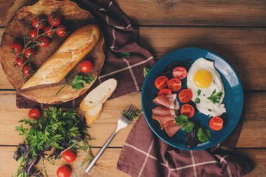 domates, fesleğen ve prosciutto, evde rahat kahvaltı için ayarla tablo ile kızarmış yumurta