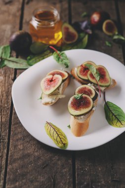 Bruschetta incir, mavi peynir ve bal ile. Ev yapımı sağlıklı gıda