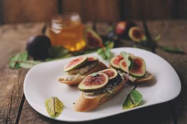 Bruschetta incir, mavi peynir ve bal ile. Ev yapımı sağlıklı gıda