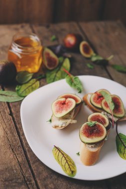 Bruschetta incir, mavi peynir ve bal ile. Ev yapımı sağlıklı gıda