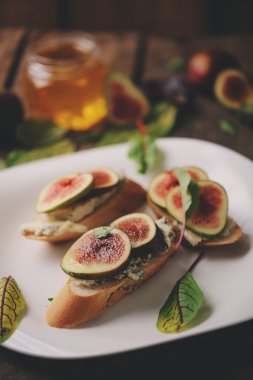 Bruschetta incir, mavi peynir ve bal ile. Ev yapımı sağlıklı gıda