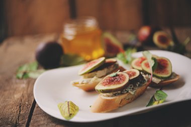 Bruschetta incir, mavi peynir ve bal ile. Ev yapımı sağlıklı gıda