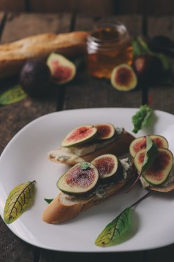 Bruschetta incir, mavi peynir ve bal ile. Ev yapımı sağlıklı gıda