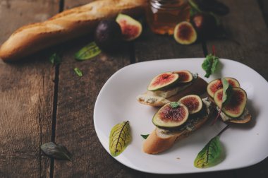 Bruschetta incir, mavi peynir ve bal ile. Ev yapımı sağlıklı gıda