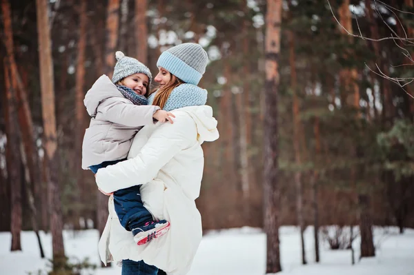 Retrato de inverno de bebê bonito menina em tamanho grande cinza de malha cachecol andando na floresta nevada — Fotografia de Stock