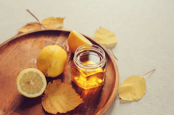 Cozinhar gengibre, limão e mel chá quente em casa. ingredientes e xícara no fundo de madeira . — Fotografia de Stock