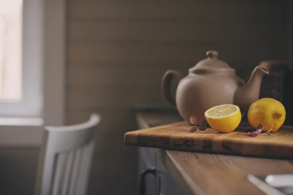 Panci teh dan lemon di pedalaman dapur abu-abu pedesaan. Lambat tinggal di negara konsep rumah. Nyaman pagi di rumah — Stok Foto