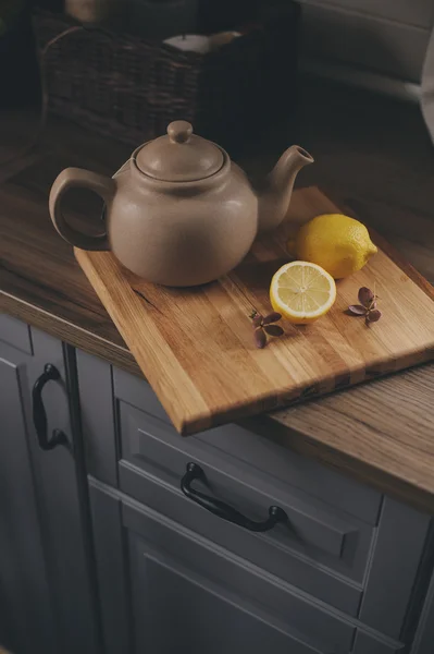 Panci teh dan lemon di pedalaman dapur abu-abu pedesaan. Lambat tinggal di negara konsep rumah. Nyaman pagi di rumah — Stok Foto