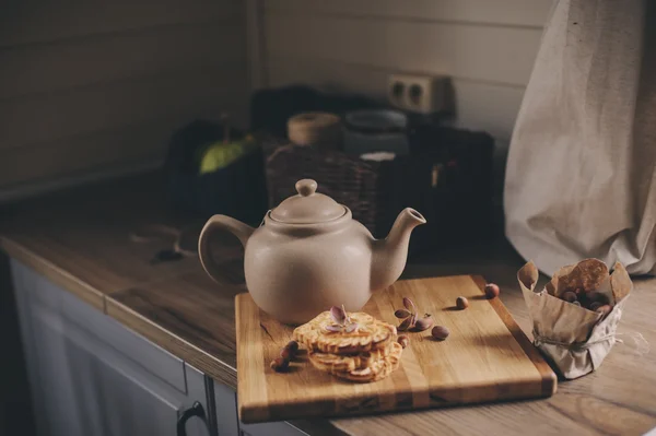 Panci teh dan kue di pedalaman dapur abu-abu pedesaan. Lambat tinggal di negara konsep rumah. Nyaman pagi di rumah — Stok Foto