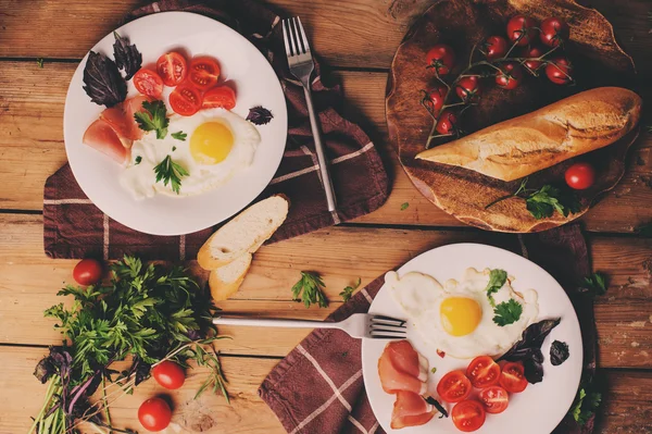 domates, fesleğen ve prosciutto, tablo kümesi için iki, rahat kahvaltı evde kızarmış yumurta Üstten Görünüm