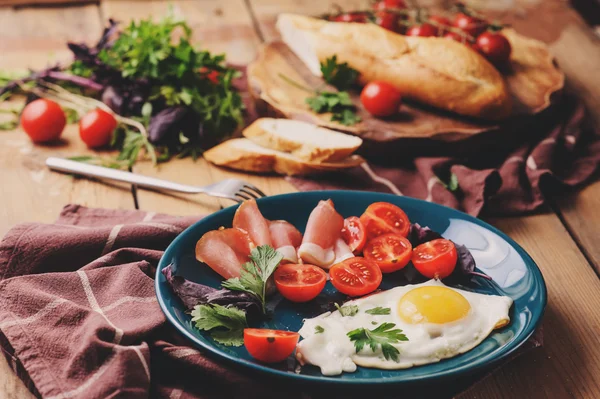 domates, fesleğen ve prosciutto, evde rahat kahvaltı için ayarla tablo ile kızarmış yumurta