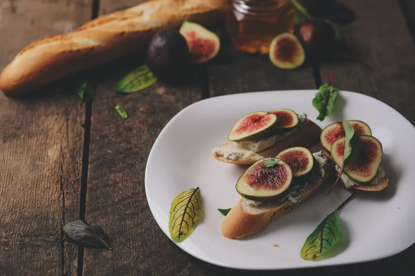 Bruschetta incir, mavi peynir ve bal ile. Ev yapımı sağlıklı gıda