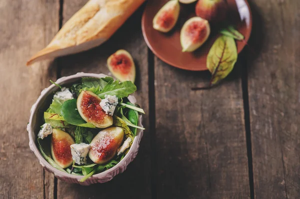 Figi Sałatka z serem pleśniowym i ruccola na rustykalne drewniane tła. Domowe jedzenie zdrowe z sezonowymi owocami — Zdjęcie stockowe