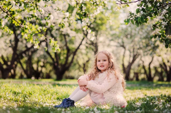 Retrato de primavera de niña hermosa caminando al aire libre en el jardín floreciente — Foto de Stock