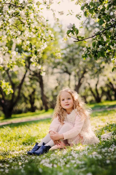 Bahar çiçek açan bahçede açık yürüyüş güzel çocuk kız portresi — Stok fotoğraf