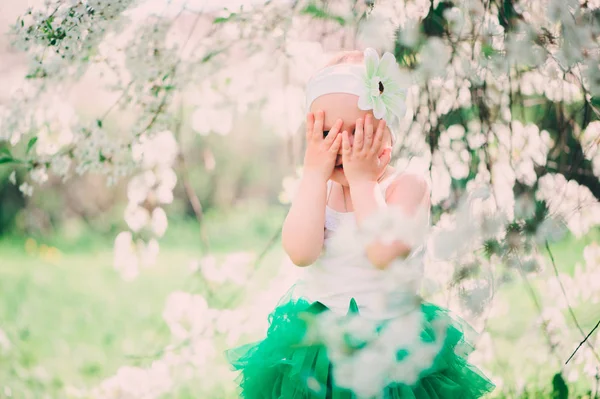 春天的绿色的裙子，享受户外步行盛开的花园里的可爱的小宝贝女孩肖像 — 图库照片