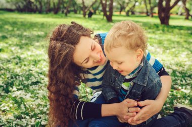 birlikte yürüyüş oğlu anne ve yürümeye başlayan çocuk açık ve oyun