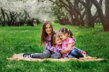 üç küçük kız çok eğleniyorum birlikte oynayan tatil yaz Park'ta açık