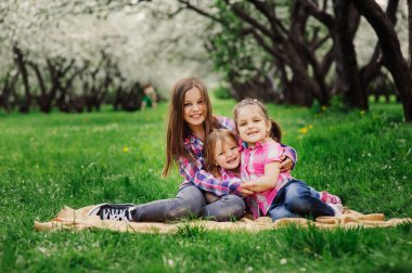 üç küçük kız çok eğleniyorum birlikte oynayan tatil yaz Park'ta açık