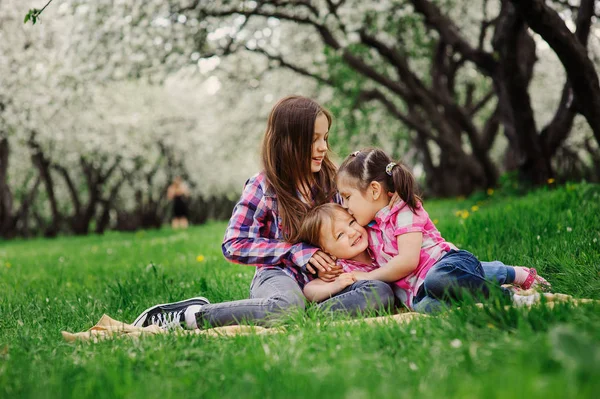 Tre små systrar att ha en massa kul att spela tillsammans utomhus i sommar park på semester — Stockfoto