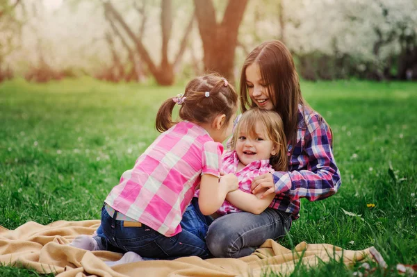 Tři sestřičky mají spoustu zábavy hraní venku v parku v létě na dovolené — Stock fotografie