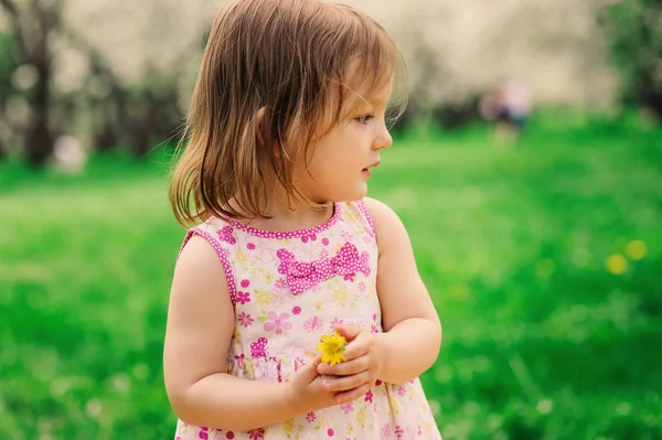 Séta a tavaszi vagy nyári parkban vagy kertben aranyos kis kisgyermek boldog lány portréja — Stock Fotó