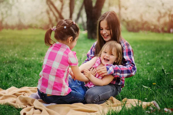 Drei kleine Schwestern haben viel Spaß beim gemeinsamen Spielen im Sommerpark im Urlaub — Stockfoto