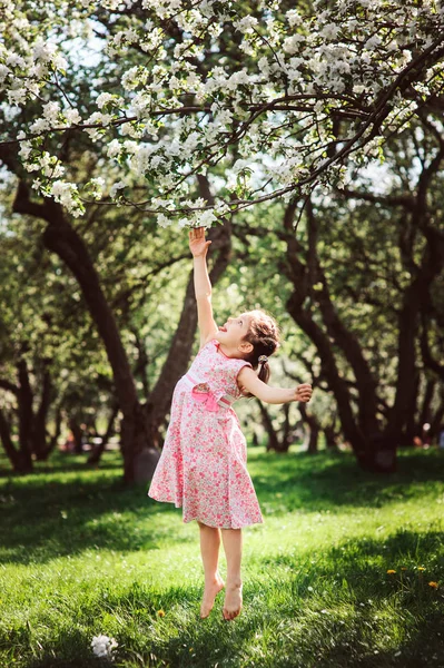 Retrato de primavera de linda niña sonriente con cerezas en flor — Foto de Stock