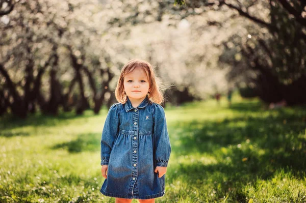 Ładny mały szczęśliwy toddler dziewczynka portret spacery wiosną lub latem park lub ogród — Zdjęcie stockowe