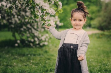 tatlı rüya gibi yürümeye başlayan çocuk kız çiçek açan içinde yürüyüş bahar bahçe, Paskalya açık kutluyor