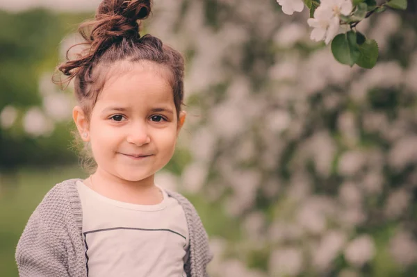 Linda niña soñadora niño caminando en floreciente jardín de primavera, celebrando pascua al aire libre — Foto de Stock