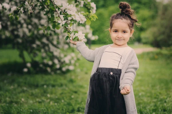 Tatlı rüya gibi yürümeye başlayan çocuk kız çiçek açan içinde yürüyüş bahar bahçe, Paskalya açık kutluyor — Stok fotoğraf