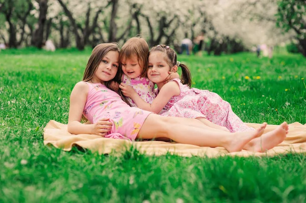 Trois petites sœurs ayant beaucoup de plaisir à jouer ensemble en plein air dans le parc d'été en vacances — Photo