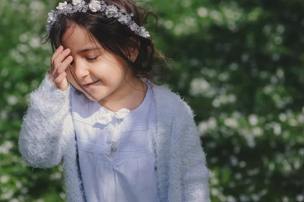 Adorabile bambina bambina in abito elegante azzurro che cammina e gioca nel giardino fiorito di ciliegie primaverili — Foto Stock