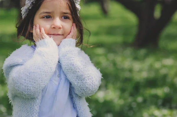 Yürüyüş ve kiraz bahar bahçe çiçek açan oynayarak ışık mavi şık kıyafeti çok güzel yürümeye başlayan çocuk kız — Stok fotoğraf