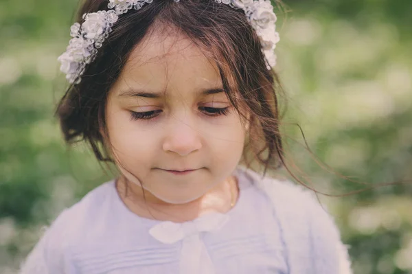 Niña adorable niño en traje elegante azul claro caminando y jugando en floreciente jardín de cerezo de primavera — Foto de Stock