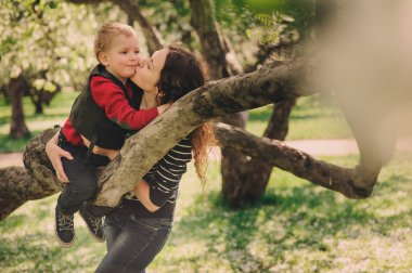açık ve oyun, gizli birlikte yürüyüş mutlu genç anne ve yürümeye başlayan çocuk evlat çekim yaşam tarzı